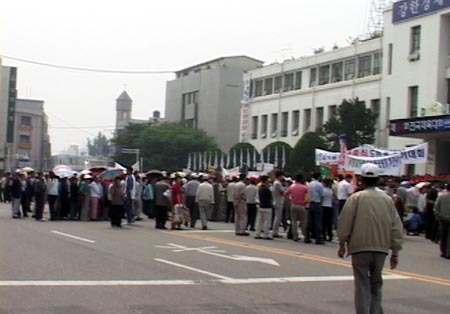 도로를 가로막아 집회장으로 쓰인 도청 앞 